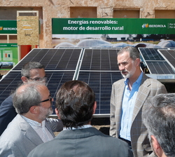 Su Majestad el Rey visita el Espacio Iberdrola sobre diversas experiencias que vinculan el desarrollo a la transición energética